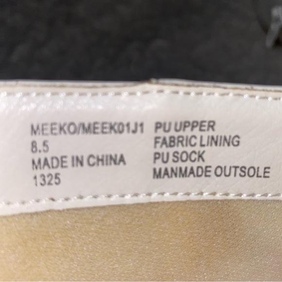 White, pointed toe booties. - Picture 6 of 7